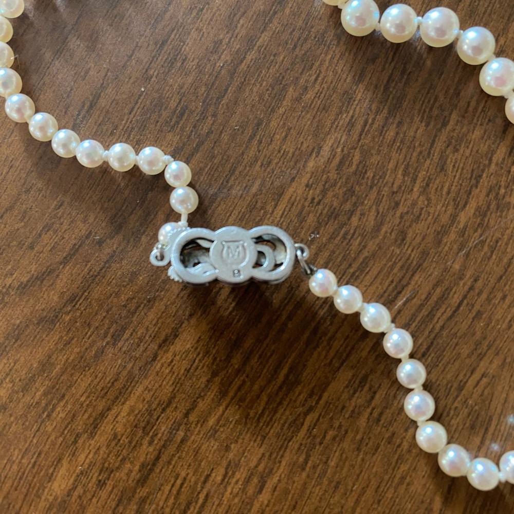 Stunning timeless Mikimoto sterling silver graduated 20” pearl necklace - Picture 7 of 7